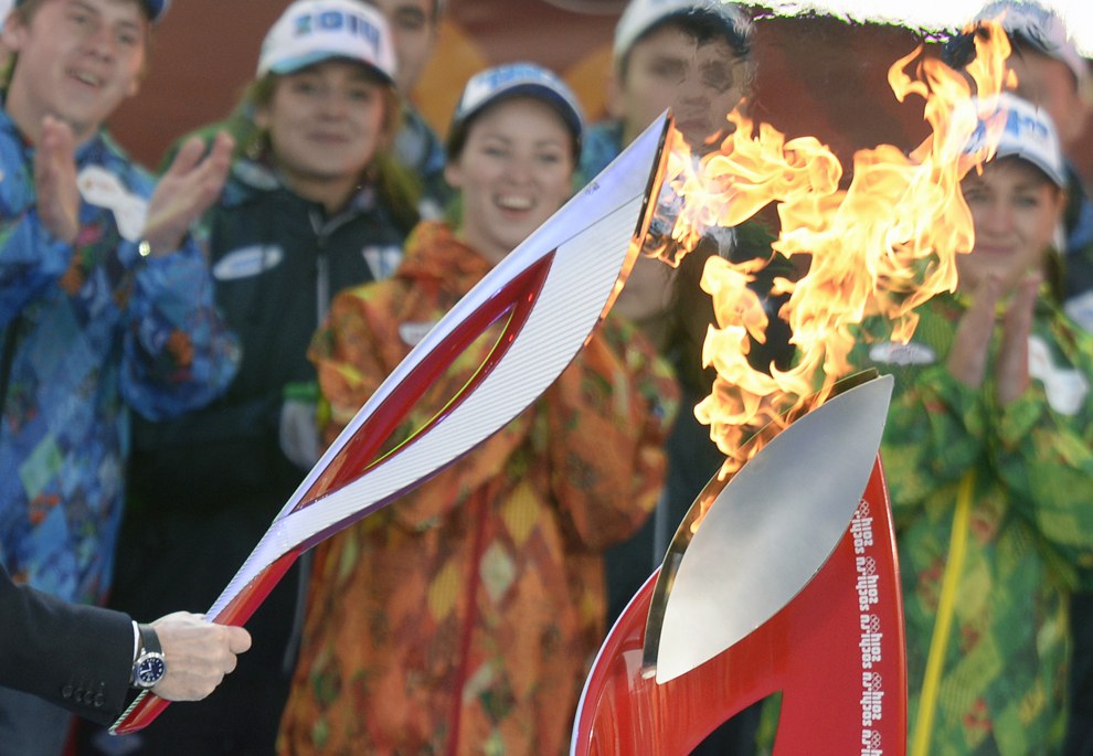 В начале октября Олимпийский огонь прилетел спецрейсом в Москву