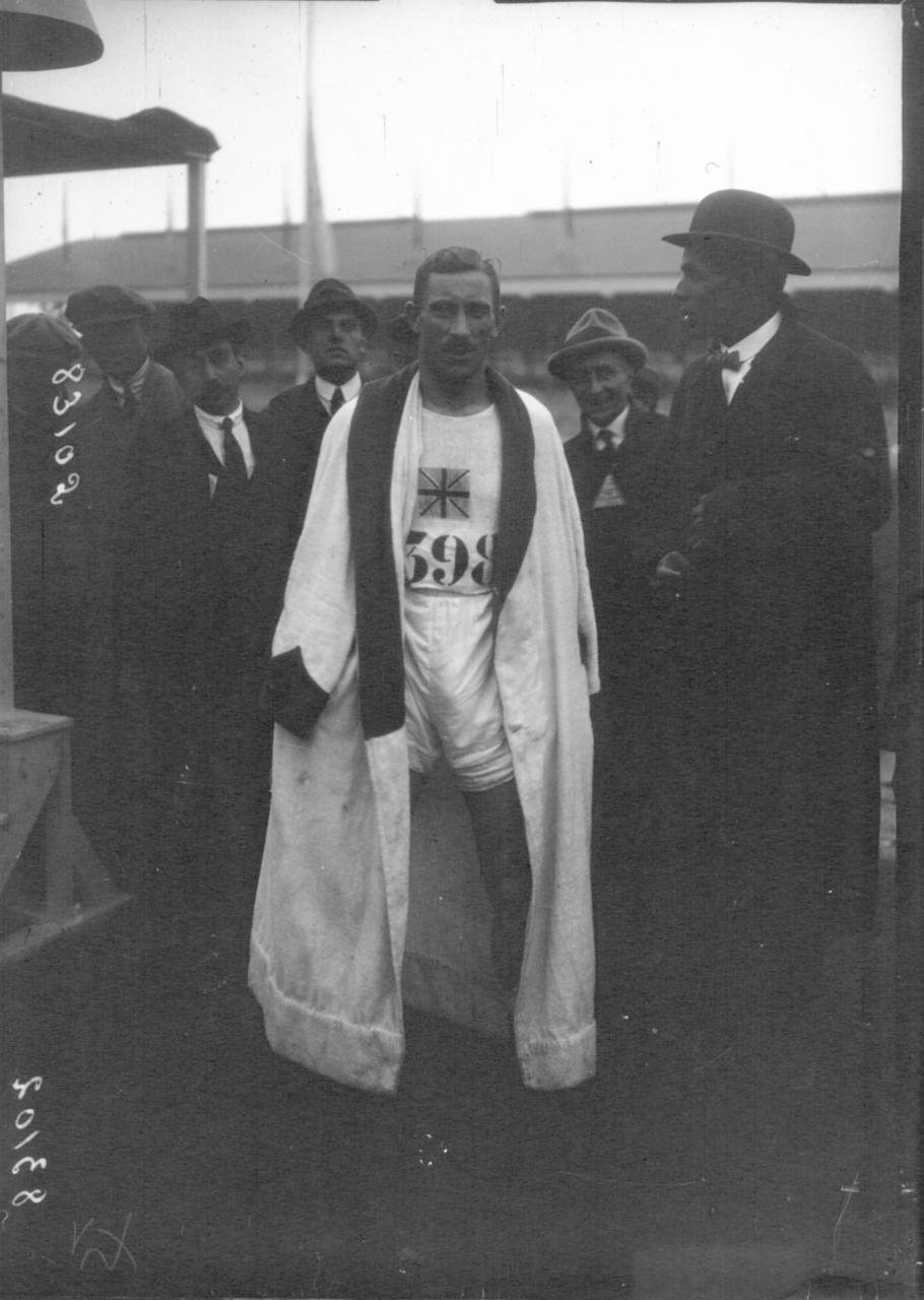 Две золотые медали завоевал англичанин Альберт Хилл. Он победил в беге на 800 и 1500 метров.