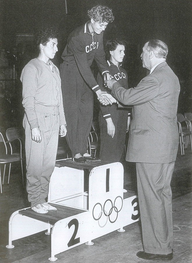На олимпийском подиуме-1956 Лариса Латынина, Агнеш Келети и Софья Муратова