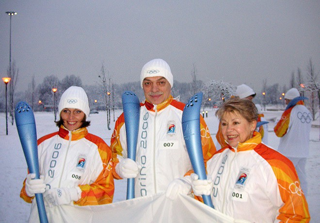 Лариса Латынина, Ольга Васюкова и Лев Россошик с олимпийским факелом Турина