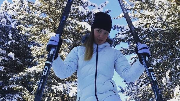 Пятничное: Сексуальная российская лыжница готова сделать тату бренда, который даст денег на тренировки