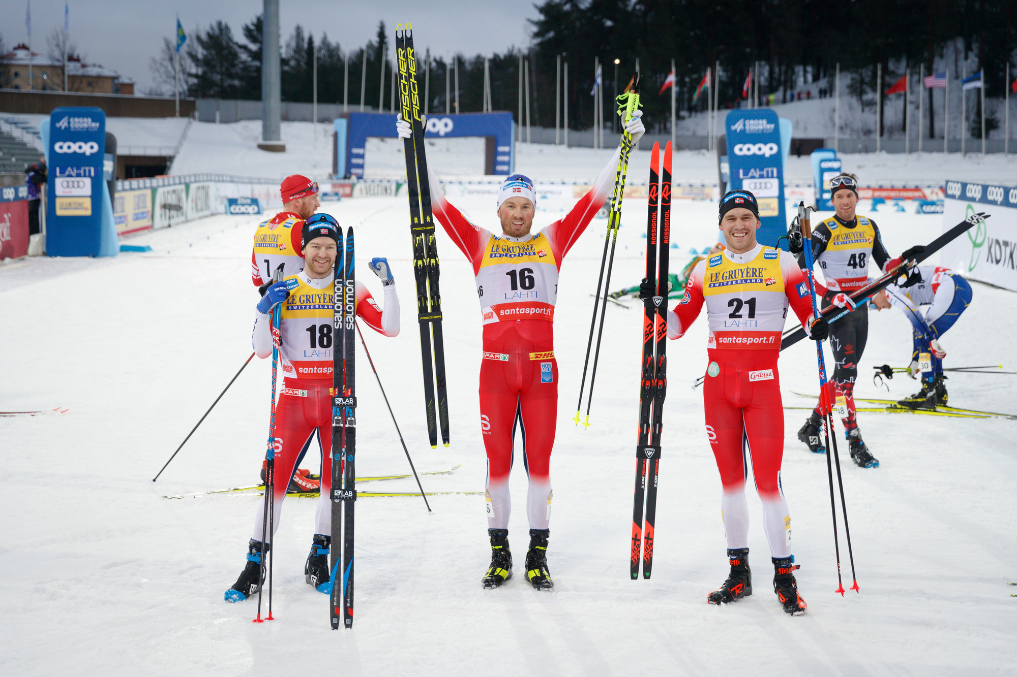 Лыжи скиатлон мужчины сегодня. Скиатлон 2000. Скиатлон лыжные гонки Большунов. Сборная Норвегии по лыжным гонкам. Лыжники на пьедестале.