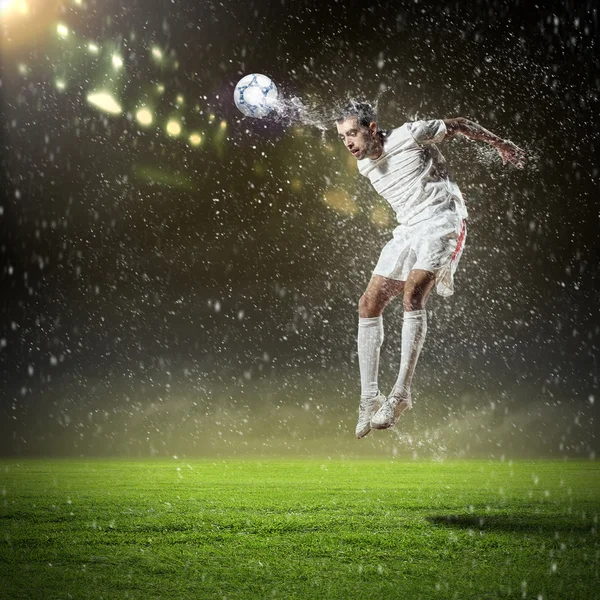 Футболист, ударяющий шар — стоковое фото