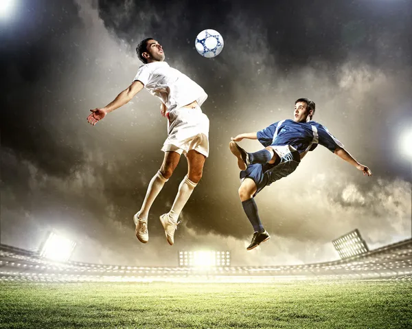 Два футболиста, ударяющие шар — стоковое фото