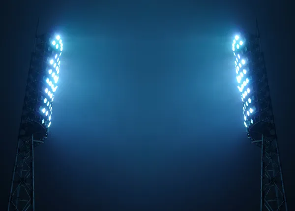 Широкие полосы света стадиона против темного ночного неба — стоковое фото
