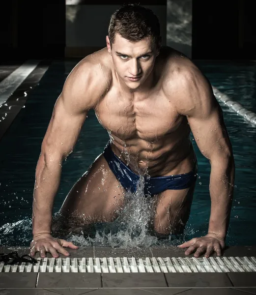 Молодые мускулистые пловец в бассейне — стоковое фото