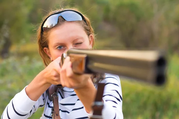 Молодая девушка с оружием для стрельбы ловушки — стоковое фото