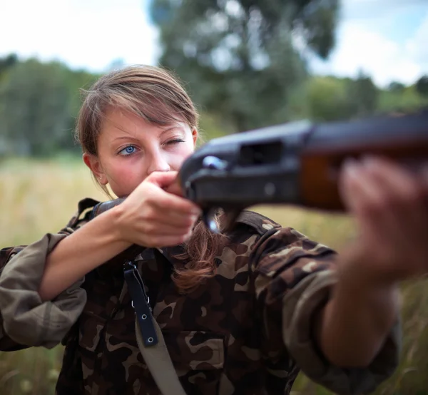 Девушка с пистолетом, направленный на цель — стоковое фото