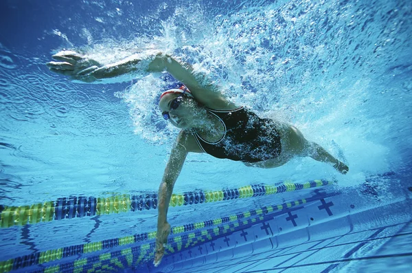 Женский пловец плавание в бассейне — стоковое фото