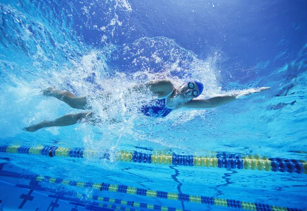 Профессиональных женщин пловец в бассейне — стоковое фото