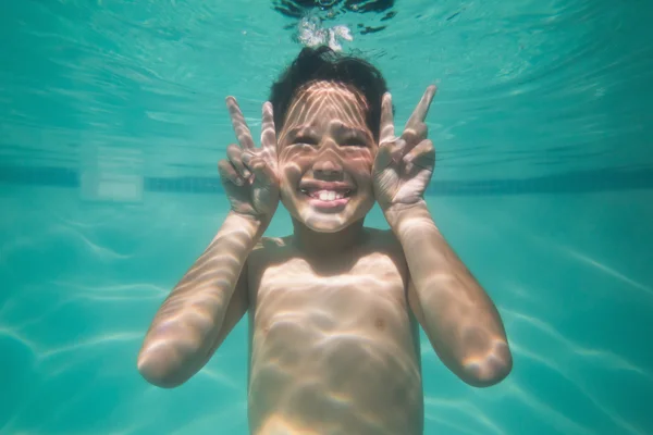 Милый ребенок, позирующий под водой в бассейне — стоковое фото