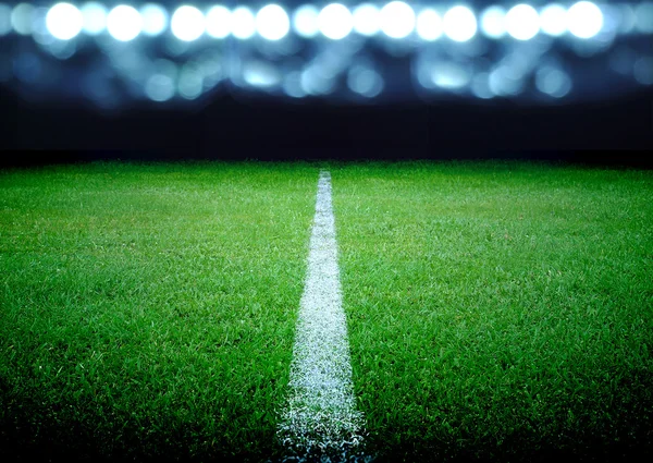 Футбольное поле и яркий свет — стоковое фото