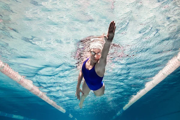 Подводная Фотография Женщин Пловец Плавательный Костюм Очки Обучение Бассейне — стоковое фото