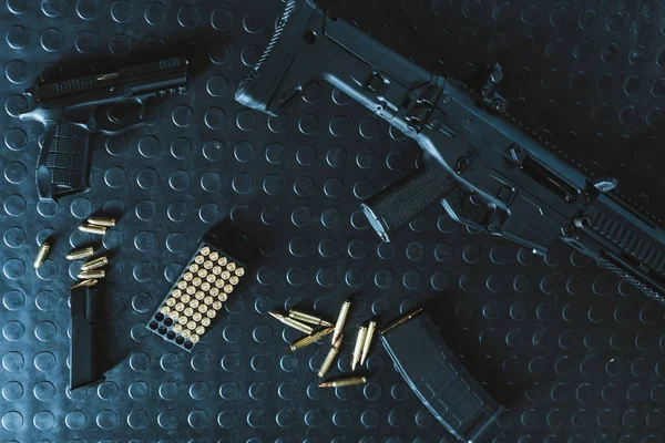 Вид Сверху Пистолета Винтовки Пулями Столе — стоковое фото