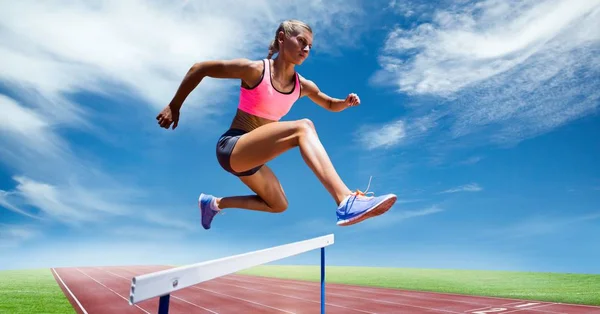 Спортсменка, прыжки над препятствие — стоковое фото