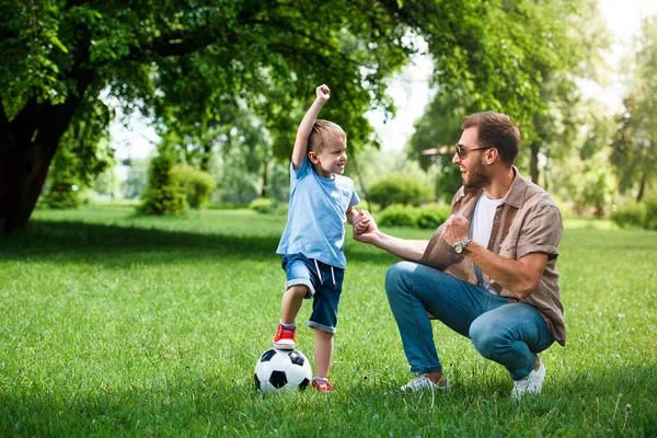 Счастливый Отец Сын Показаны Знак После Игры Футбол Парке — стоковое фото