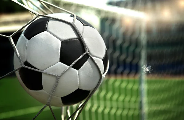 Футбол. Мяч летит в сетку ворот — стоковое фото