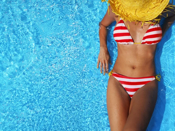 Женщина, расслабляющаяся в бассейне — стоковое фото