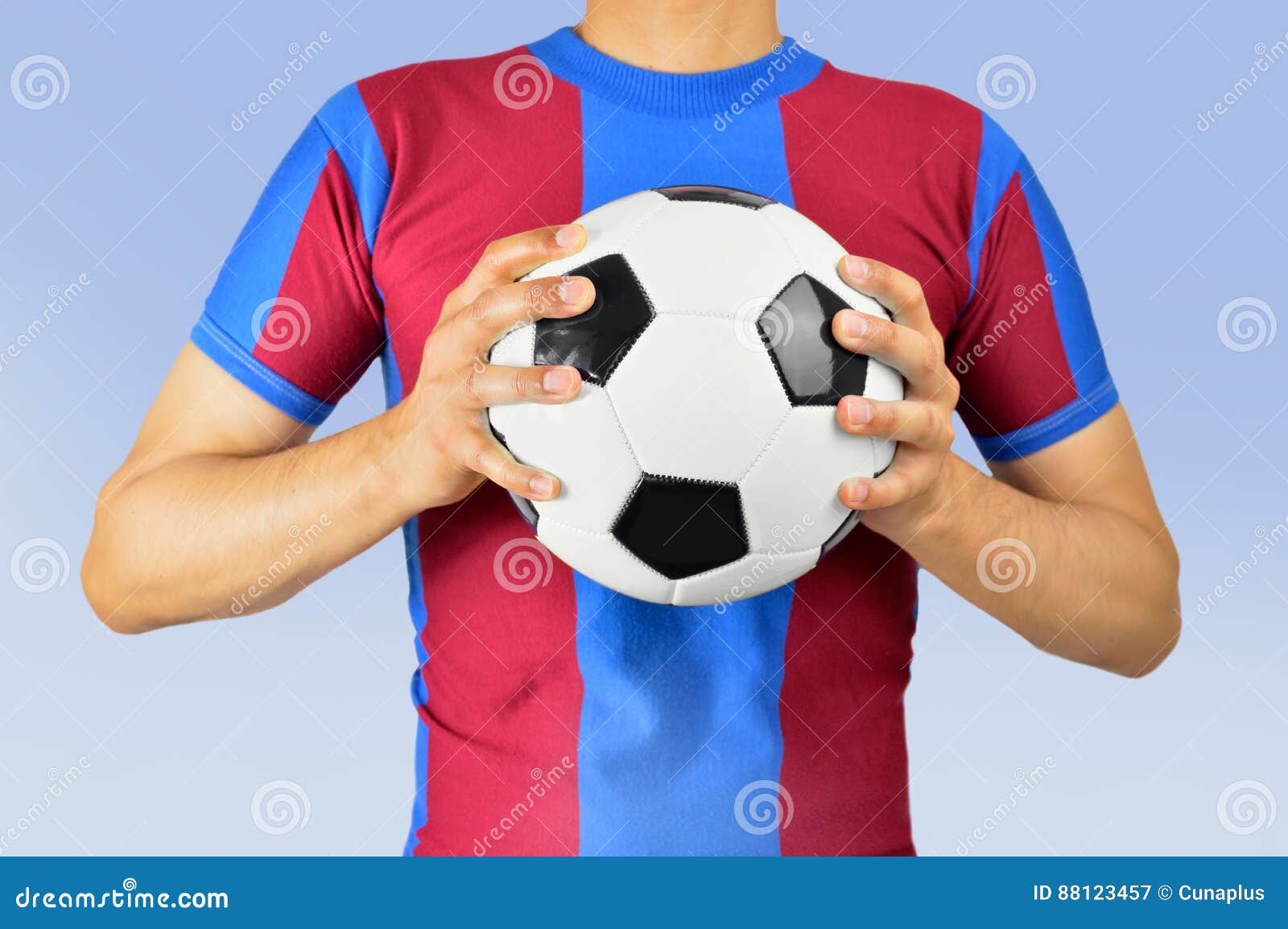 Мяч мужской род. Футбольный мяч в руках. Рука держит мяч. Футбол с мячом в руках. Мячик в руке.
