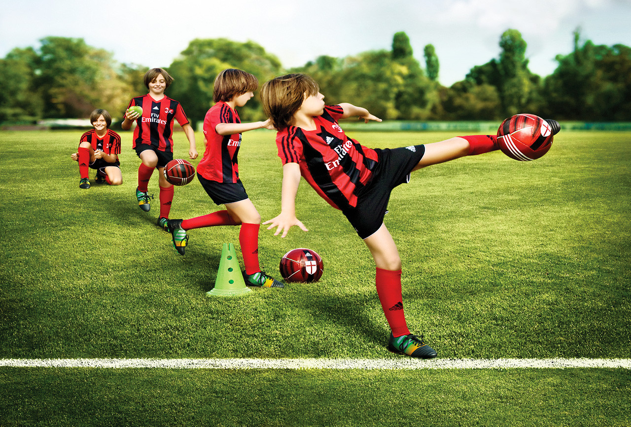 They play football. Лето футбол. Летние спорта футбол. Футбольный лагерь Юниор. Лето футбол дети.